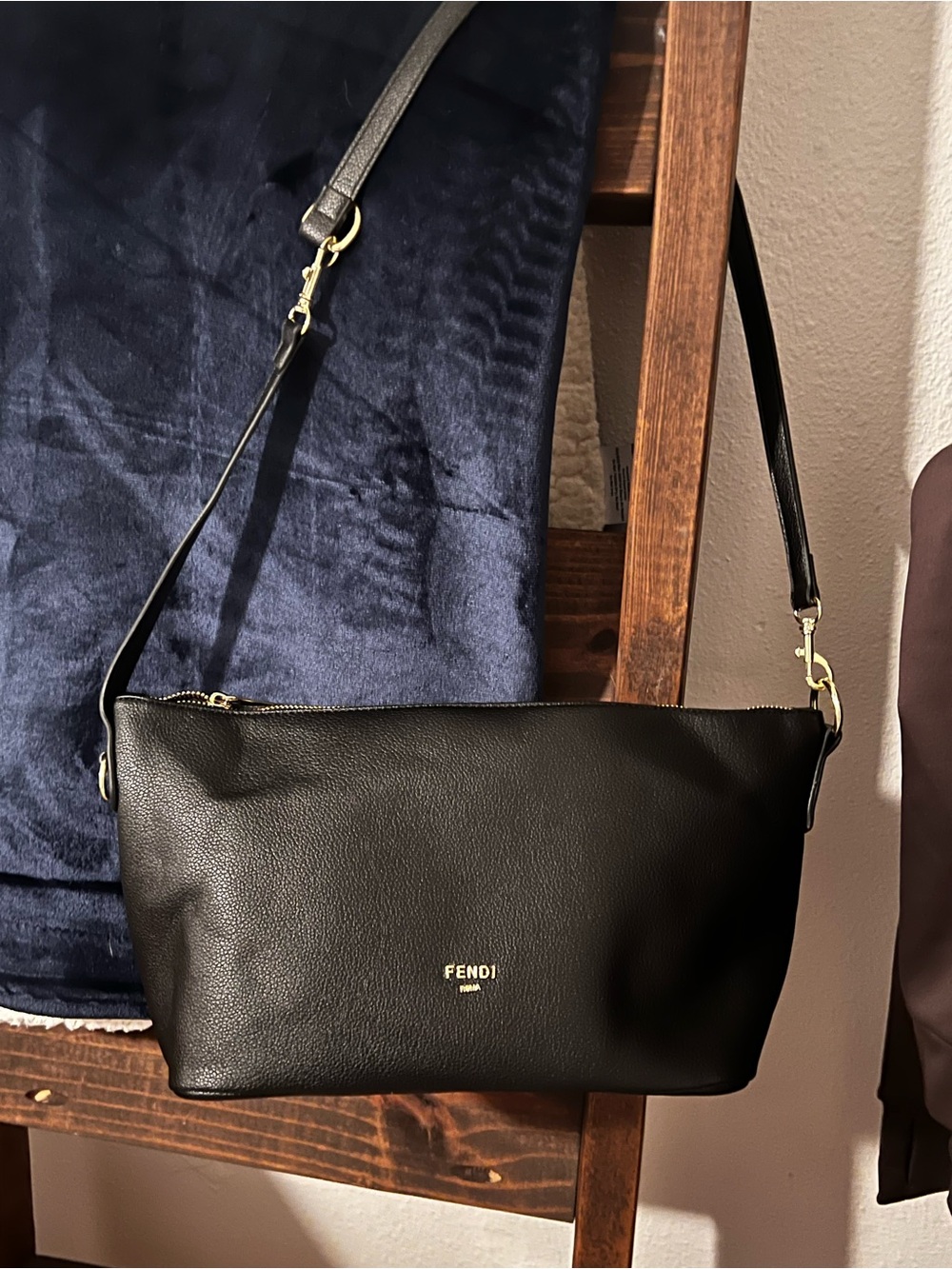 INSPIRED Black Leather Shoulder Bag with Wallet - Picture 4 of 7
